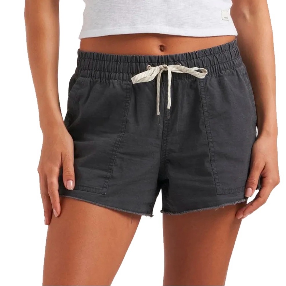 Vuori High Waist Gray and White Shorts